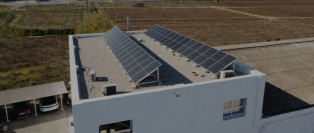 Paneles solares en edificio